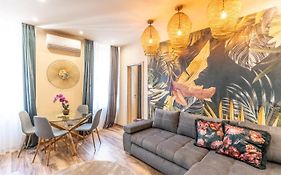 Jungle Apartment With 2 Bathrooms